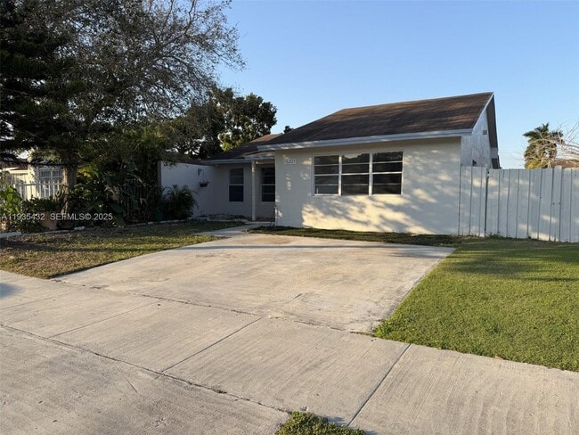 16227 SW 305th St in Homestead, FL - Building Photo - Building Photo