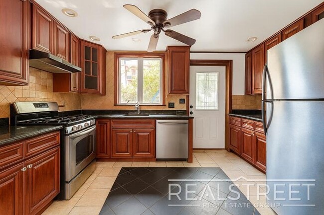 376 Kosciusko Street – Large 1 Bedroom wit
