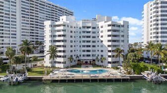 16 Island Ave in Miami Beach, FL - Building Photo