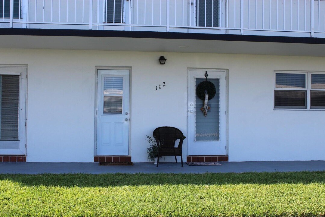 1113 Lake Terrace in Boynton Beach, FL - Building Photo