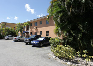 218 Santillane Ave in Coral Gables, FL - Foto de edificio - Building Photo