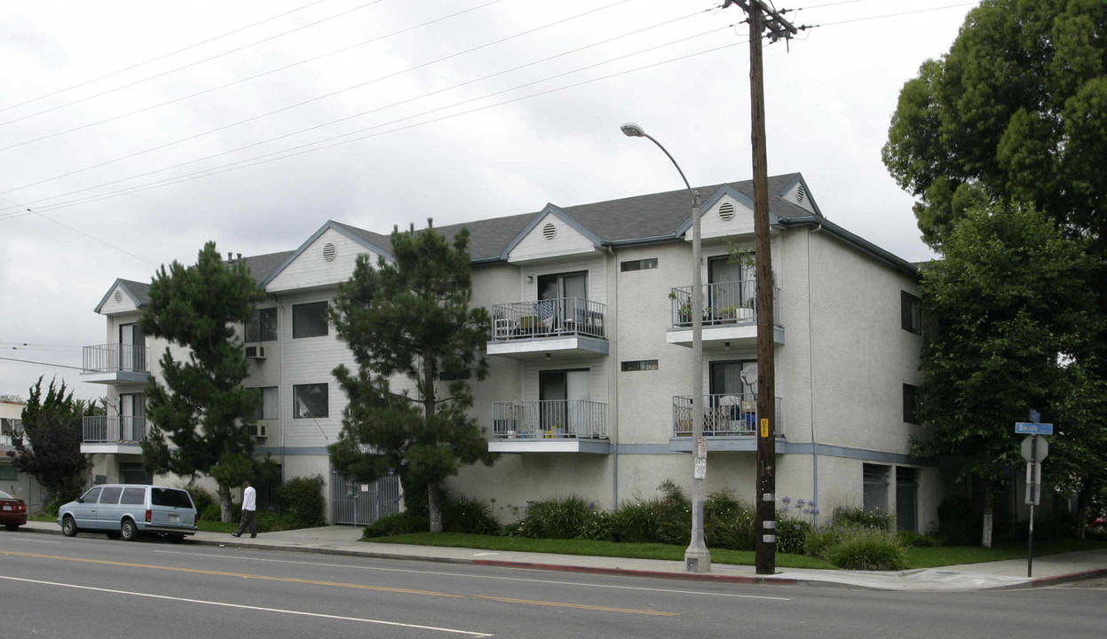 1075 E South St in Long Beach, CA - Building Photo