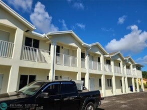 2324 Johnson St in Hollywood, FL - Foto de edificio - Building Photo