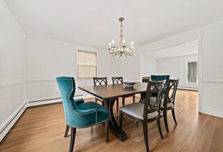 34 Saddle Club Rd in Lexington, MA - Foto de edificio - Building Photo