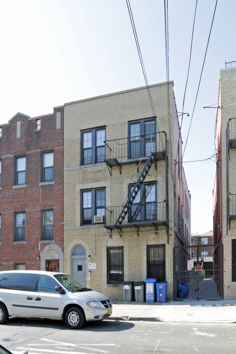 814 E 226th St in Bronx, NY - Building Photo