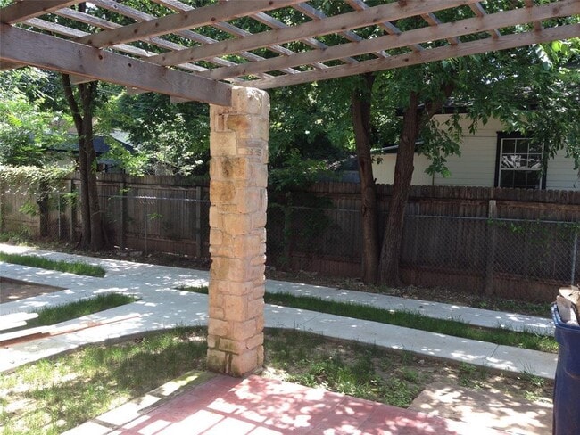 2406 Willow St in Austin, TX - Building Photo - Building Photo