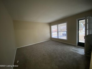 8715 Blue Bell Dr in Louisville, KY - Building Photo - Building Photo