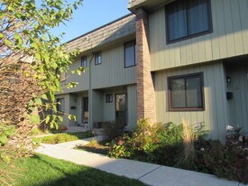 18 Magnolia Hill Ct in Cromwell, CT - Building Photo