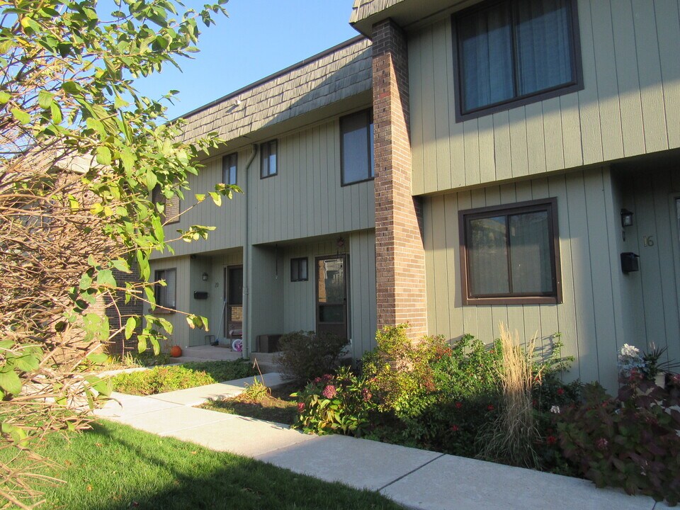 18 Magnolia Hill Ct in Cromwell, CT - Building Photo