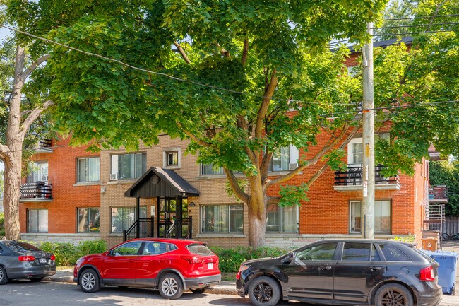 11837 Michel-Sarrazin Rue in Montréal, QC - Building Photo - Building Photo