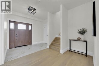 8184 Airport Rd E in Hamilton, ON - Building Photo - Building Photo