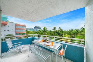 200 Ocean Dr, Unit 5D in Miami Beach, FL - Building Photo