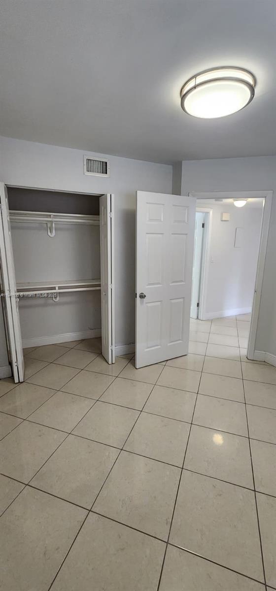 5440 W 21st Ct, Unit 101 in Hialeah, FL - Foto de edificio - Building Photo