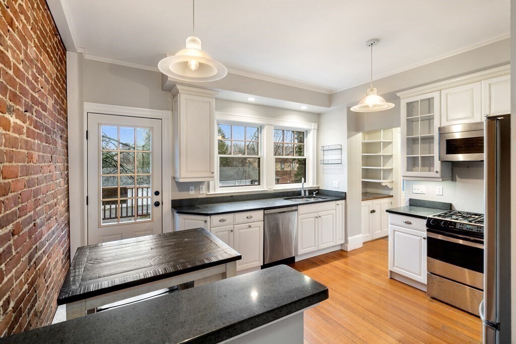 15 Eaton Ct in Wellesley, MA - Building Photo