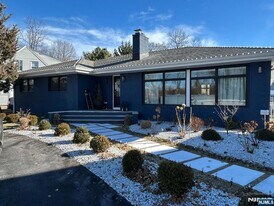 126 Riverside Ave in Lyndhurst, NJ - Building Photo