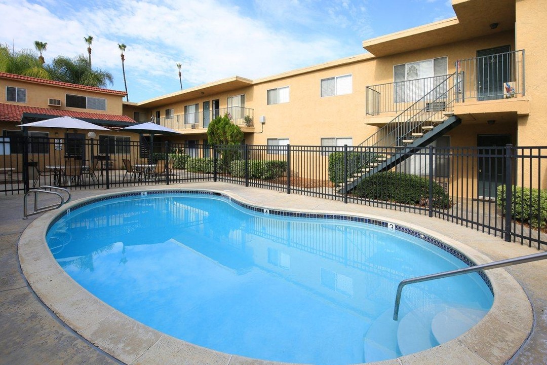 Casa Tierra Apartments in El Cajon, CA - Foto de edificio