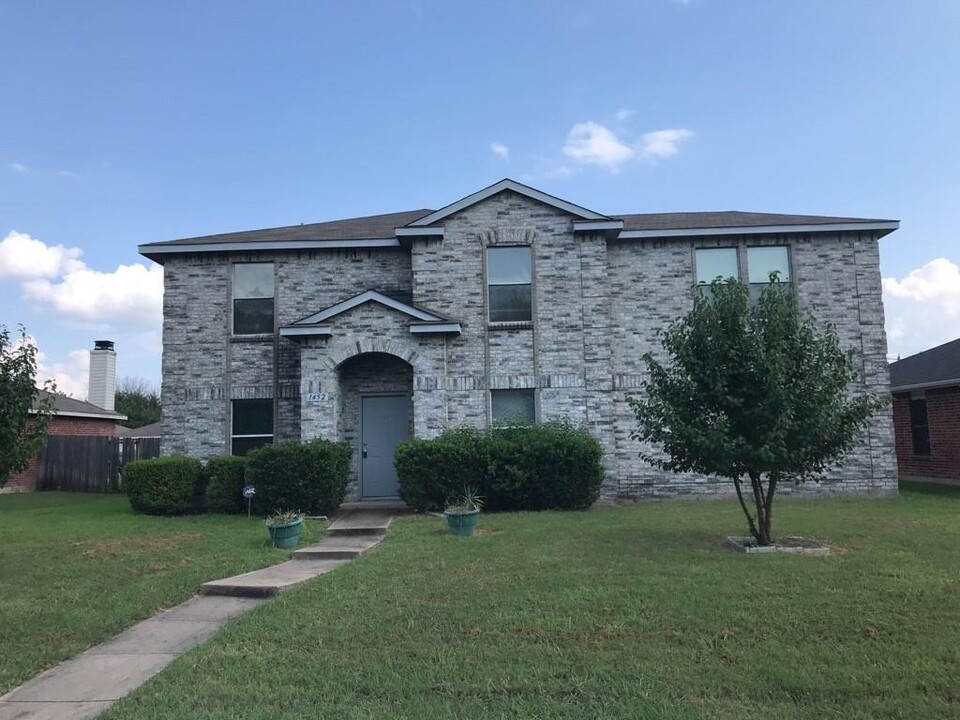 1452 Gentle Rain Dr in Lancaster, TX - Building Photo