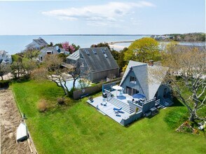56 Far Pond Rd in Southampton, NY - Building Photo - Building Photo