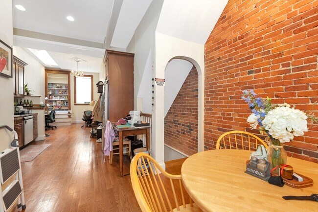 1027 Tremont St, Unit 1 in Boston, MA - Building Photo - Building Photo