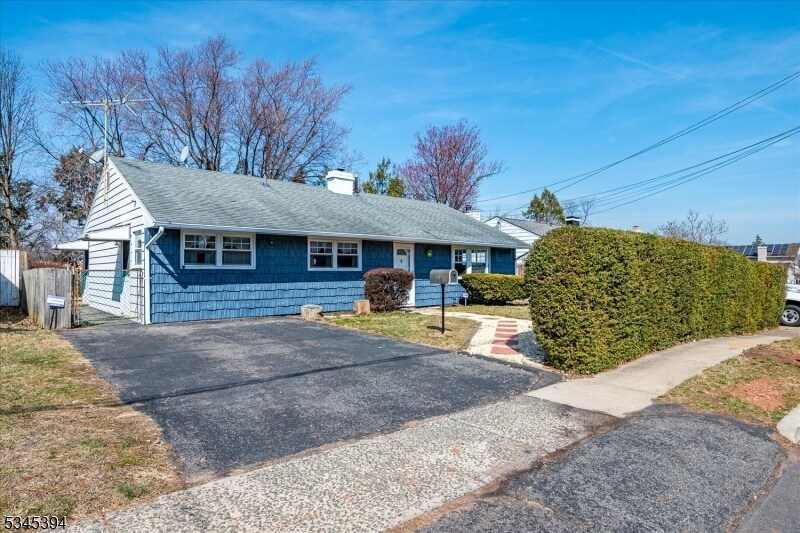 23 Winthrop Rd in Edison, NJ - Building Photo
