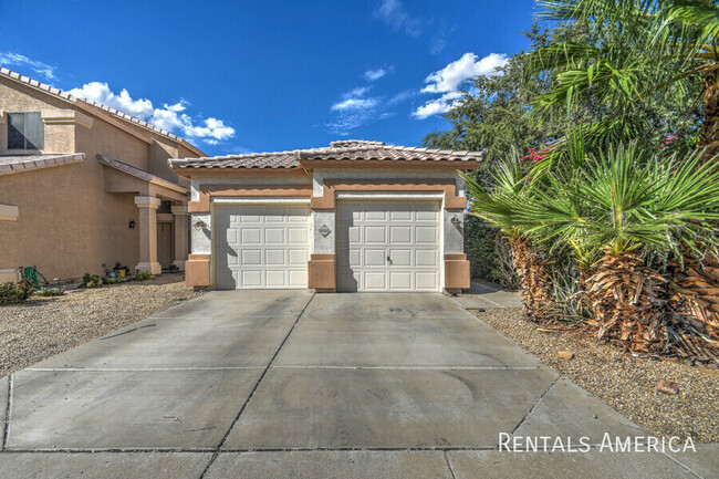 10052 E Capri Ave in Mesa, AZ - Foto de edificio - Building Photo