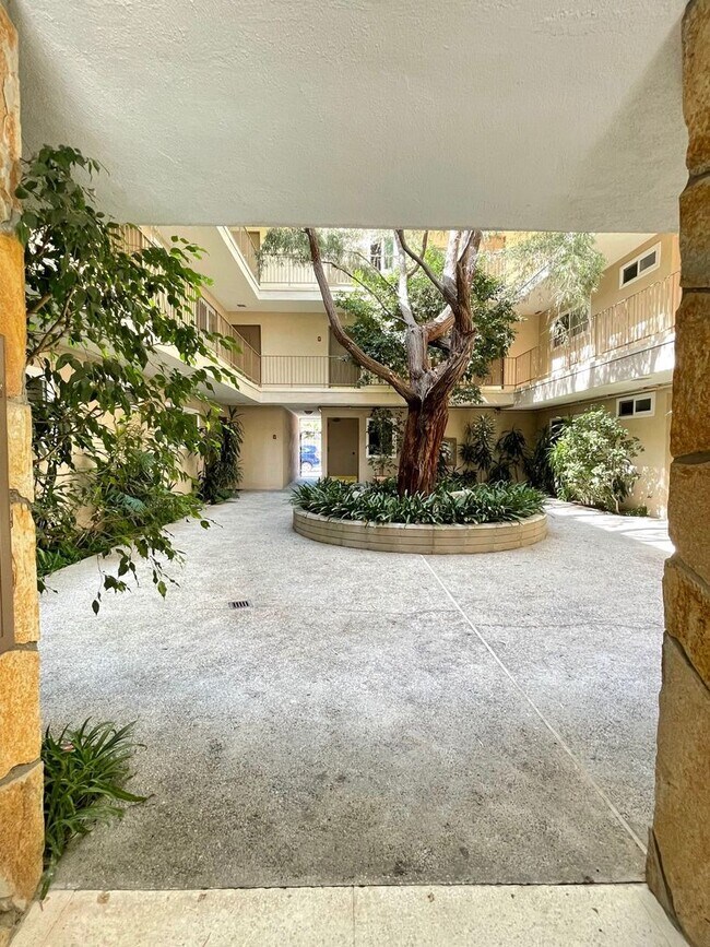 1835 CAMDEN AVE. LP in Los Angeles, CA - Foto de edificio - Interior Photo