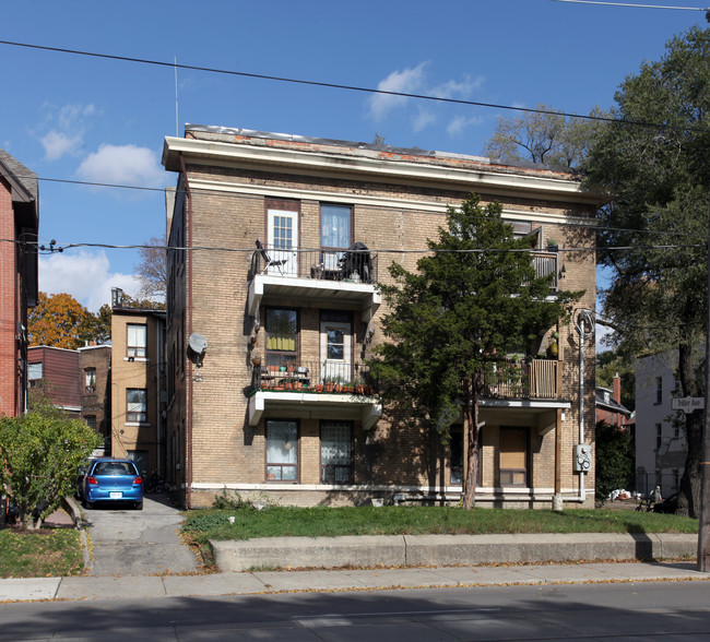 2 Triller Ave in Toronto, ON - Building Photo - Primary Photo