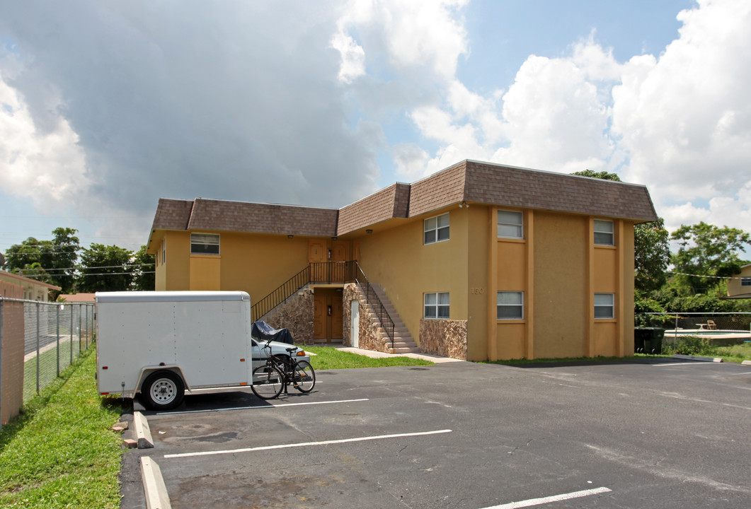 150 NW 42nd St in Oakland Park, FL - Building Photo