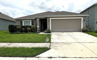 421 Pinecrest Loop in Davenport, FL - Building Photo