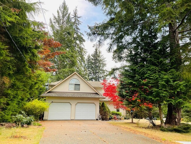 2417 Barbara Rd in Courtenay, BC - Building Photo - Building Photo