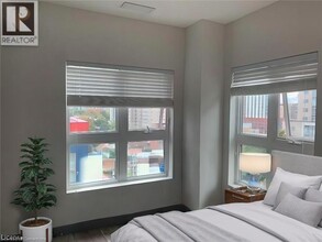 258B Sunview St in Waterloo, ON - Building Photo - Building Photo