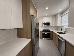 Stylish Fully Renovated 3-Bedroom Home with a Large Backyard in Los Angeles, CA - Foto de edificio - Building Photo
