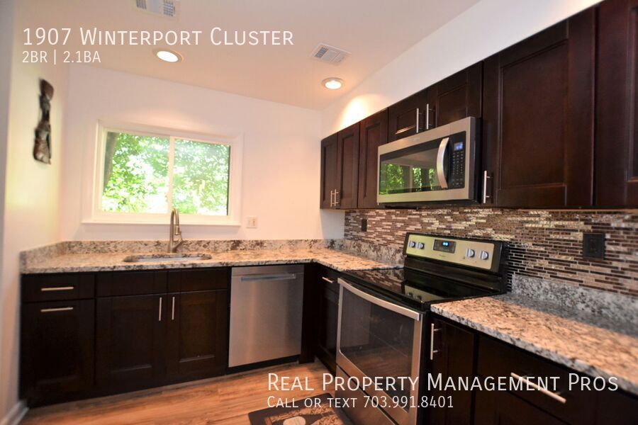 1907 Winterport Cluster in Reston, VA - Building Photo