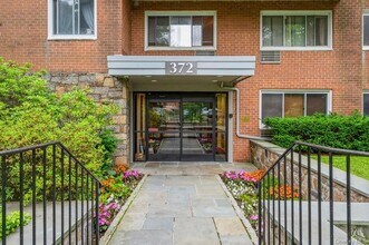 372 Central Park Ave, Unit 3N in Scarsdale, NY - Building Photo - Building Photo