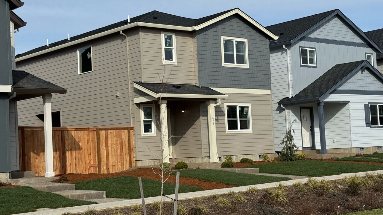 674 Pickering Ln in Woodburn, OR - Building Photo