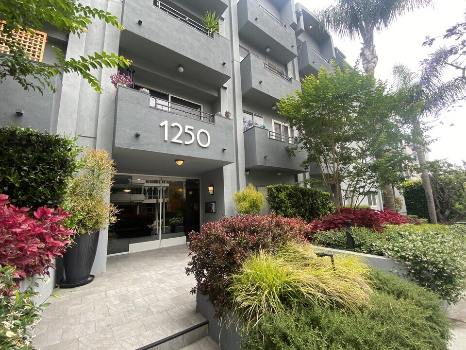 1250 Kings Rd in West Hollywood, CA - Building Photo