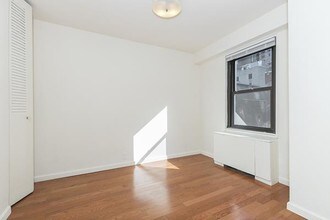 220 E 57th St-Unit -8-B in New York, NY - Building Photo - Building Photo