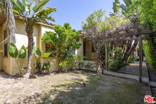 1974 S Preuss Rd in Los Angeles, CA - Building Photo - Building Photo