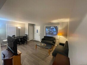 6102 Harrison St, Unit F in Garden City, MI - Building Photo - Building Photo