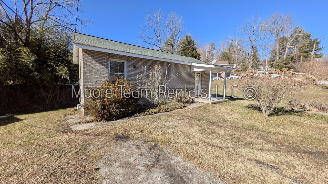 10 Jerry Ln in Hendersonville, NC - Building Photo