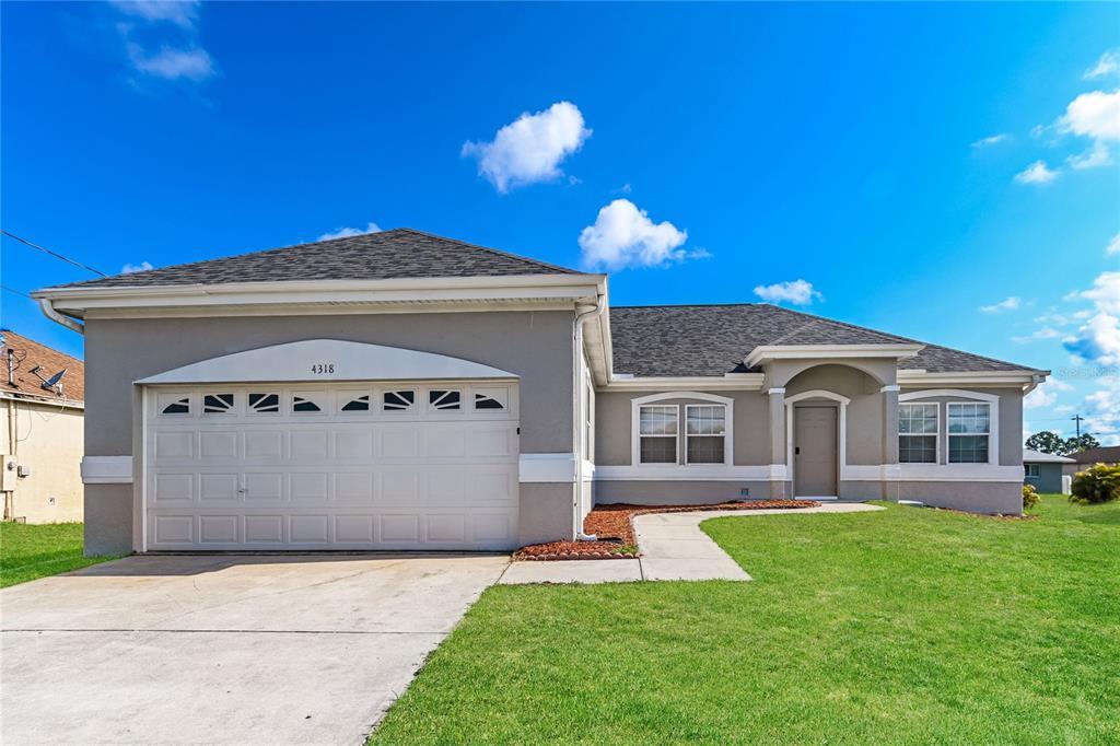4318 9th St W in Lehigh Acres, FL - Foto de edificio
