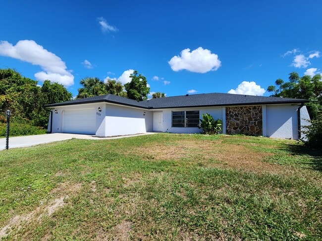 2332 Achilles St in Port Charlotte, FL - Foto de edificio - Building Photo