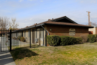 Villa La Paz in Hemet, CA - Foto de edificio - Building Photo