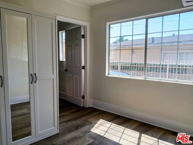 property at 615 N Oxford Ave