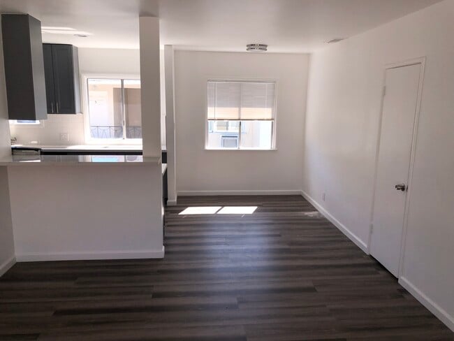 1136 S Holt Ave, Unit 2 in Los Angeles, CA - Foto de edificio - Building Photo