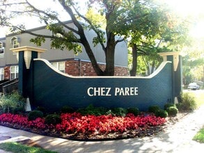 Chez Paree Apartments and Townhomes in Hazelwood, MO - Foto de edificio - Building Photo