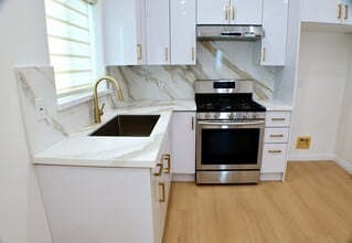 13127 Azores Ave in Sylmar, CA - Foto de edificio - Building Photo