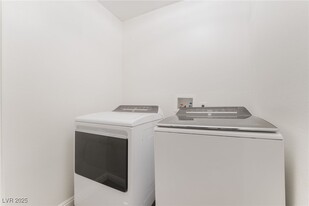 6643 W Tropicana Ave in Las Vegas, NV - Building Photo