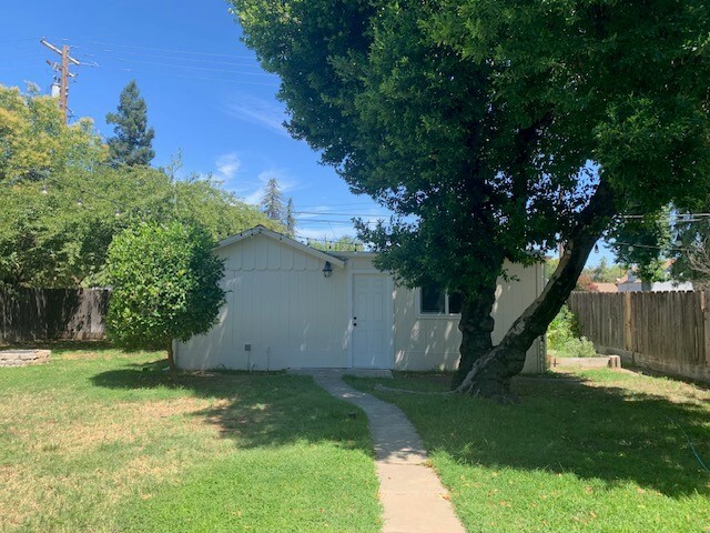 457 W Olive Ave, Unit 1 in Turlock, CA - Building Photo