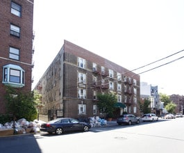 30-49 Crescent Street in Long Island City, NY - Foto de edificio - Building Photo